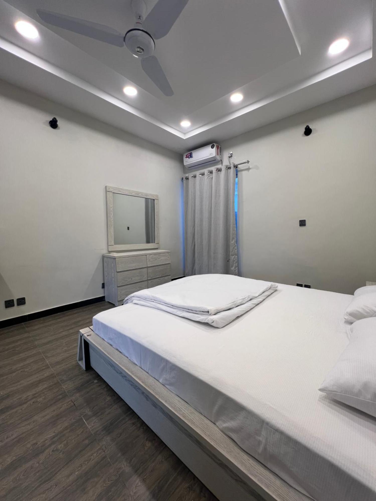 Deluxe King Room In Silverscape Residence Rawalpindi Bagian luar foto