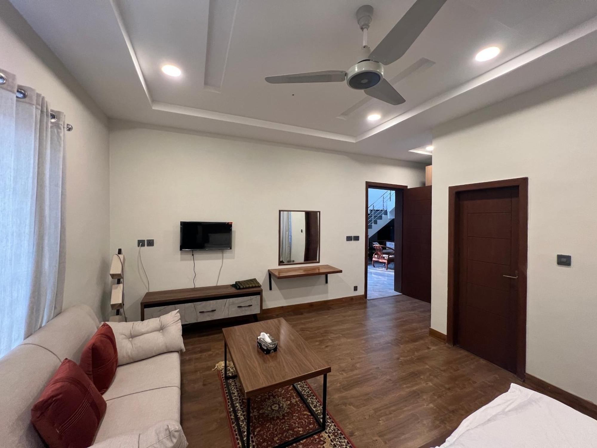 Deluxe King Room In Silverscape Residence Rawalpindi Bagian luar foto