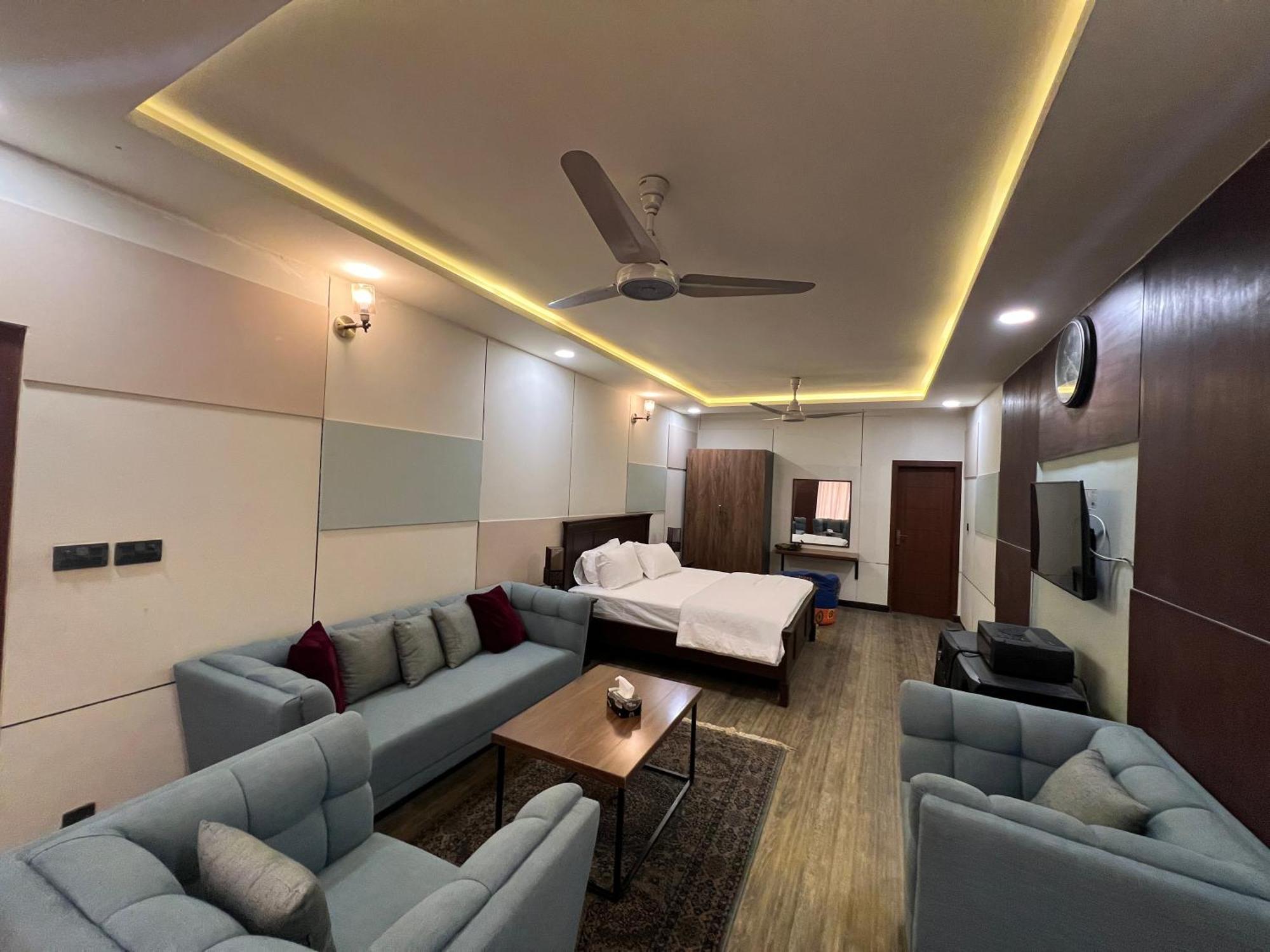 Deluxe King Room In Silverscape Residence Rawalpindi Bagian luar foto