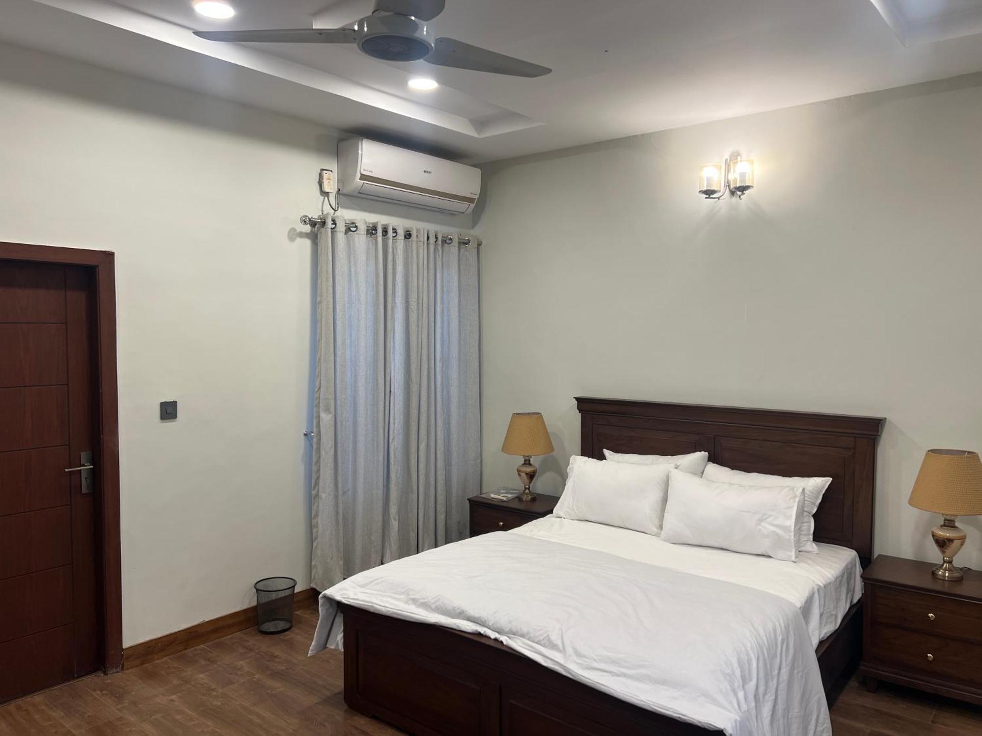 Deluxe King Room In Silverscape Residence Rawalpindi Bagian luar foto