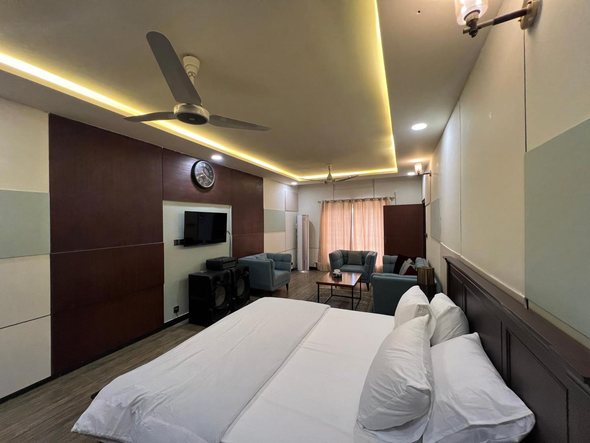 Deluxe King Room In Silverscape Residence Rawalpindi Bagian luar foto