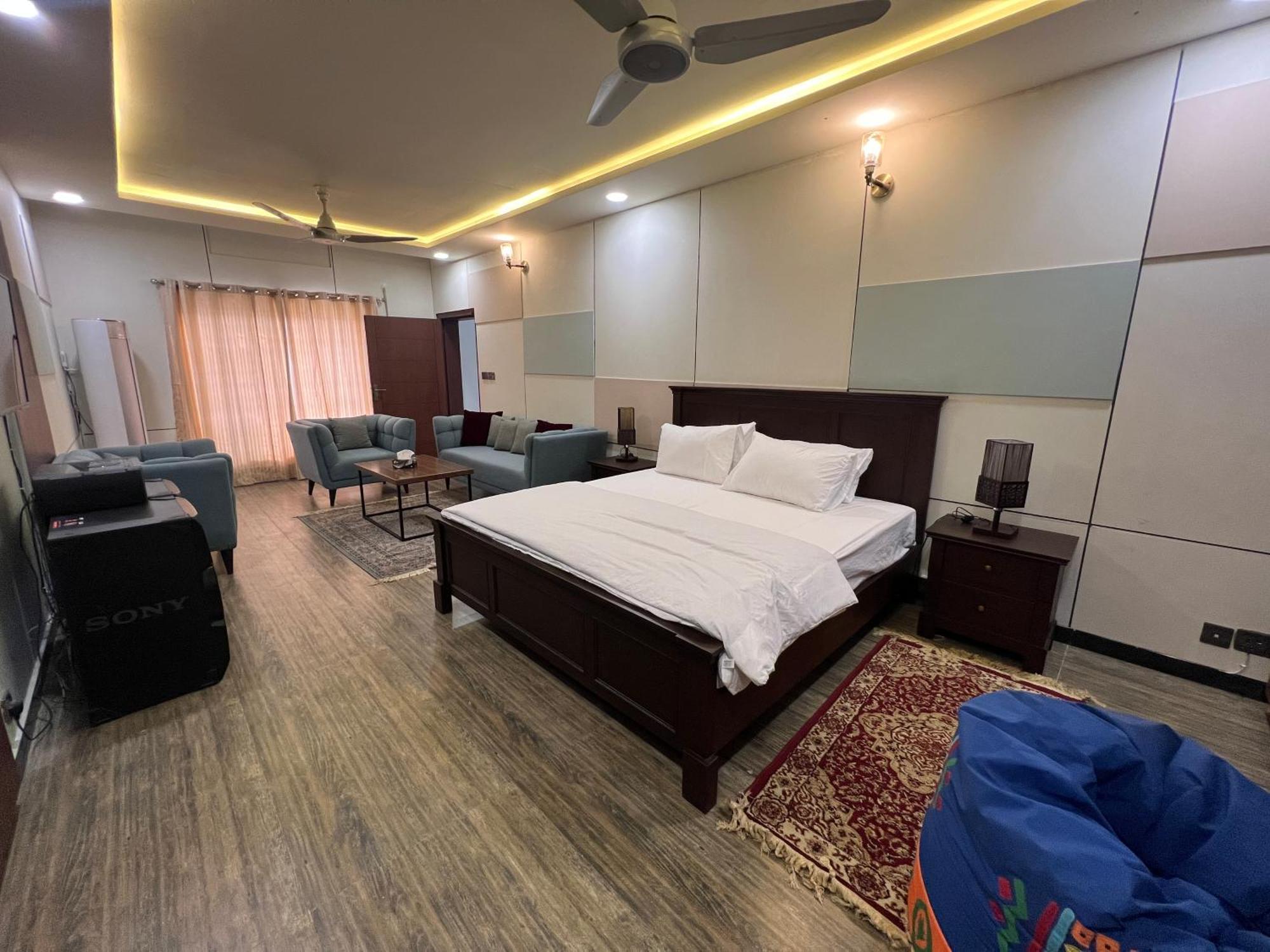 Deluxe King Room In Silverscape Residence Rawalpindi Bagian luar foto