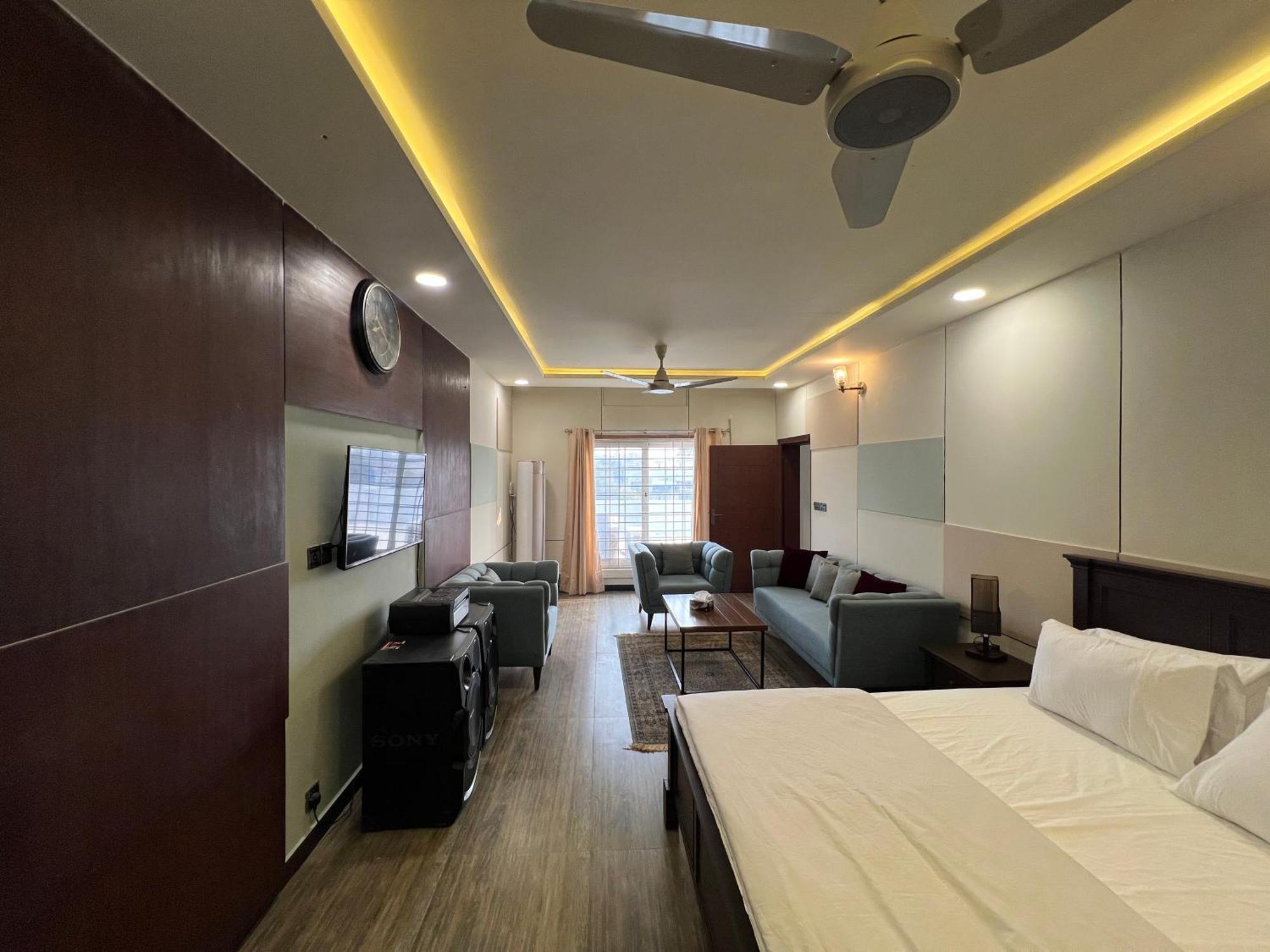 Deluxe King Room In Silverscape Residence Rawalpindi Bagian luar foto