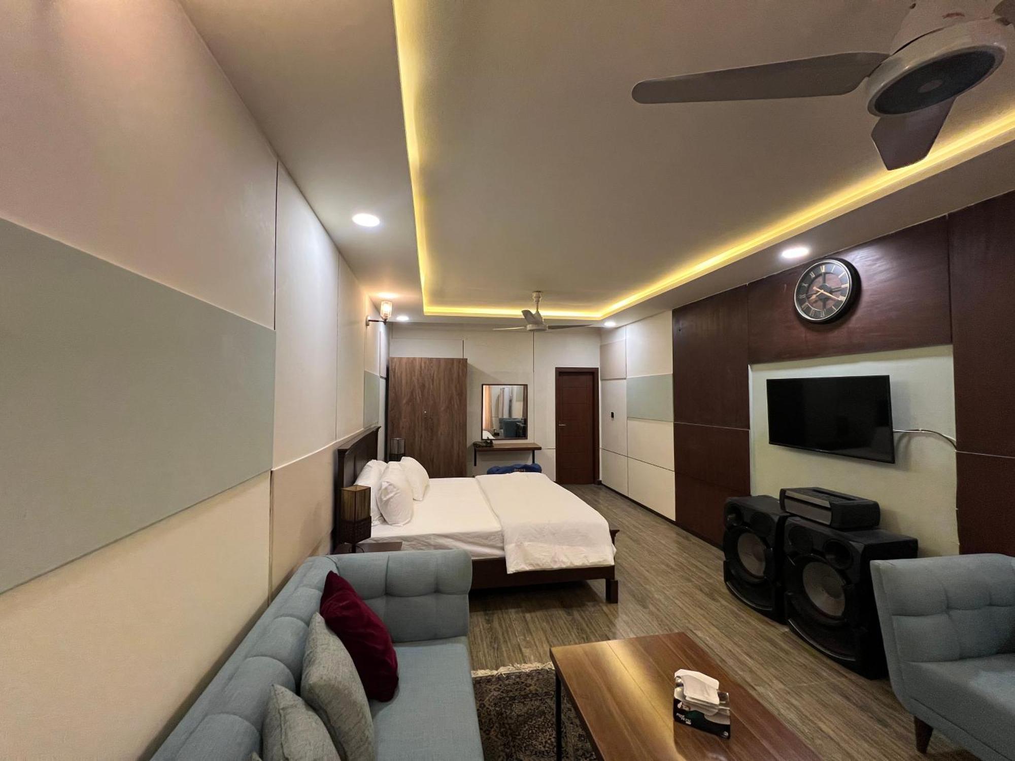 Deluxe King Room In Silverscape Residence Rawalpindi Bagian luar foto